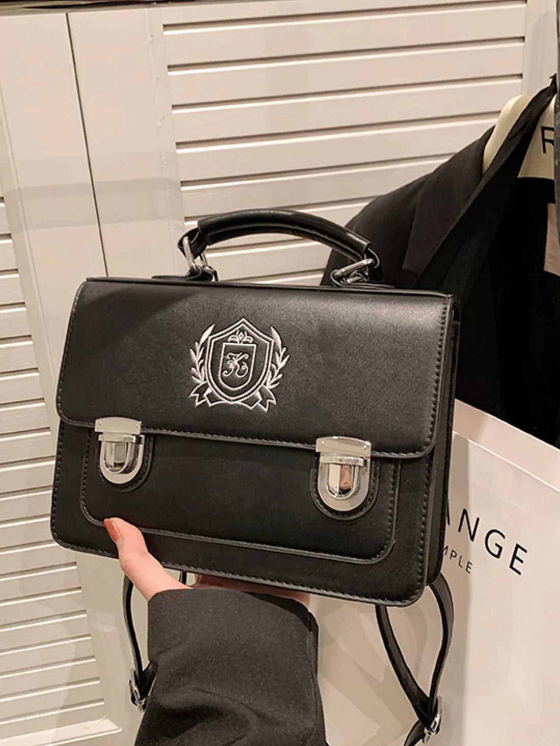 How to Organize Your Handbag: Tips for Keeping It Neat and Stylish